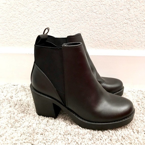 Divided Shoes - Divided chunky boots size 6